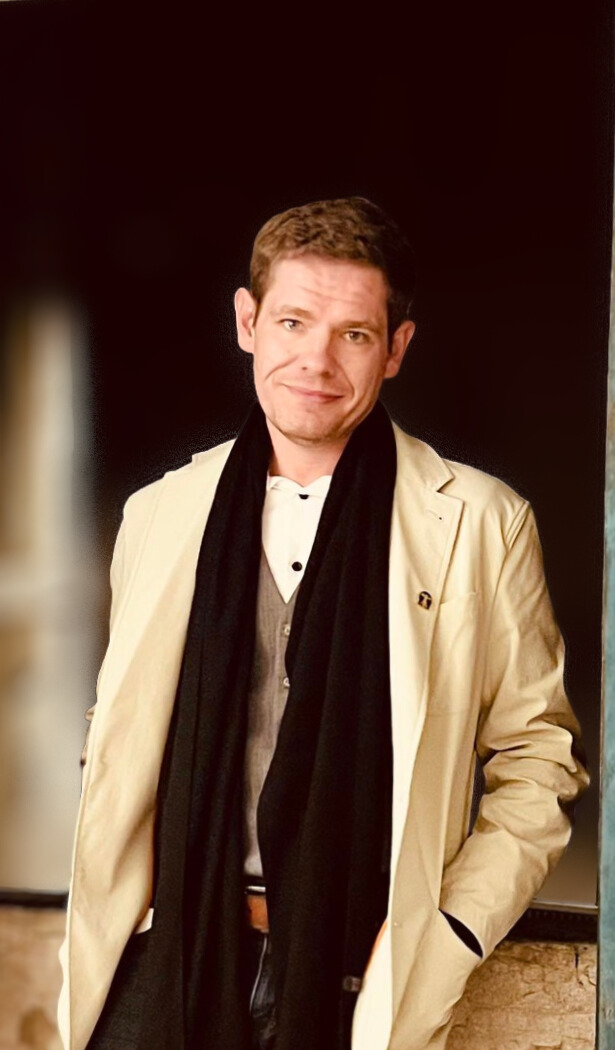 Ray Mears in his tan jacket